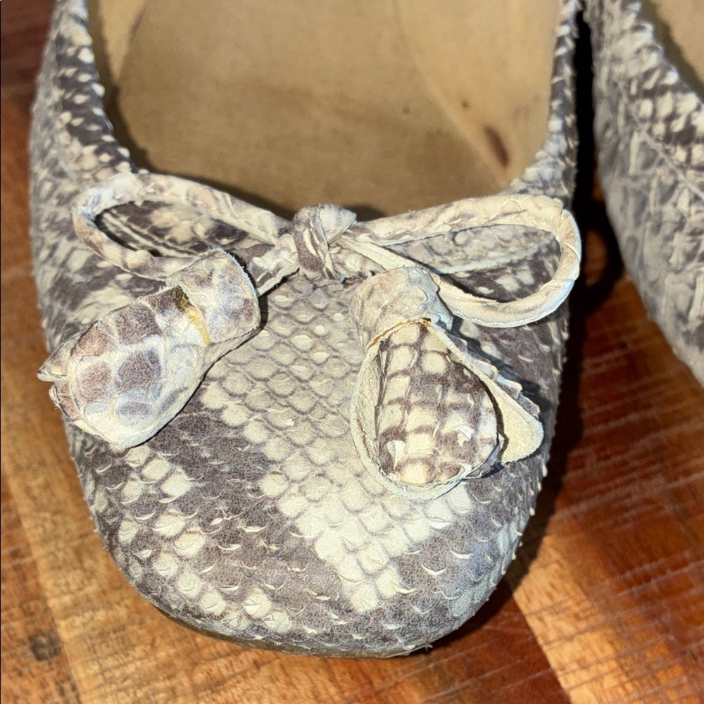 Stuart Weitzmsn Ballet Flat, Women 9.5, tan & cream Snakeskin with bow. EUC - Picture 4 of 16